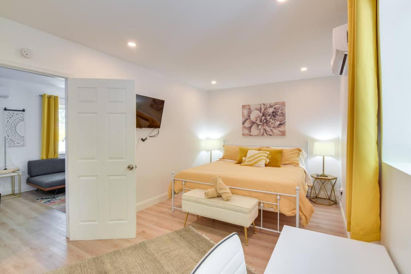 Beautiful Casita With King Bed And Private Patio Close To Calle 8, Mia Airport, Coral Gables ميامي المظهر الخارجي الصورة